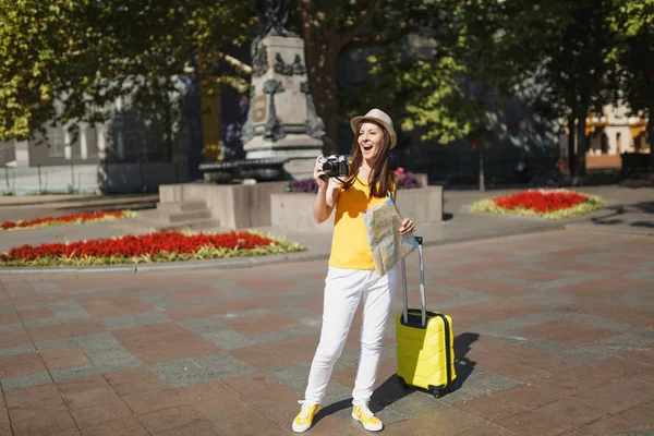 Возбужденный Путешественник Туристическая Женщина Шляпе Чемоданом Карты Города Фотографировать Ретро — стоковое фото