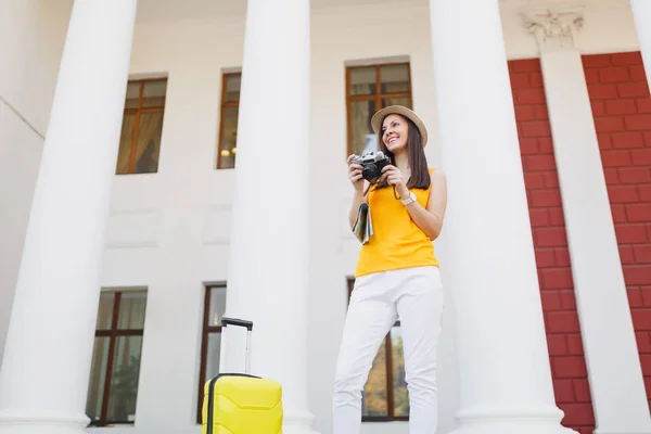 Joven Viajero Alegre Turista Mujer Ropa Casual Con Mapa Ciudad — Foto de Stock