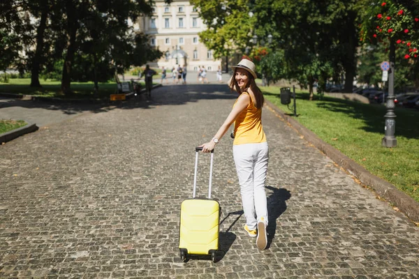 캐주얼 모자에 여행자 여자의 야외에서 둘러보고 주말도 여행을 라이프 스타일 — 스톡 사진
