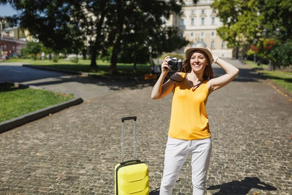 Χαμογελώντας Ταξιδιώτη Τουριστικά Γυναίκα Κίτρινο Casual Ρούχα Καπέλο Λήψη Φωτογραφιών — Φωτογραφία Αρχείου