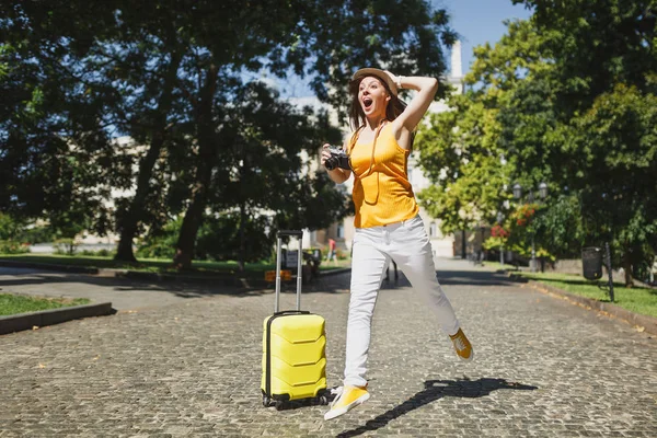 Viajante Chocado Turista Mulher Com Mala Gritando Apegado Cabeça Segurando — Fotografia de Stock