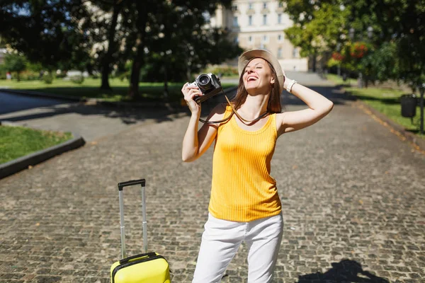 Viajante Relaxado Mulher Turística Com Olhos Fechados Chapéu Com Mala — Fotografia de Stock