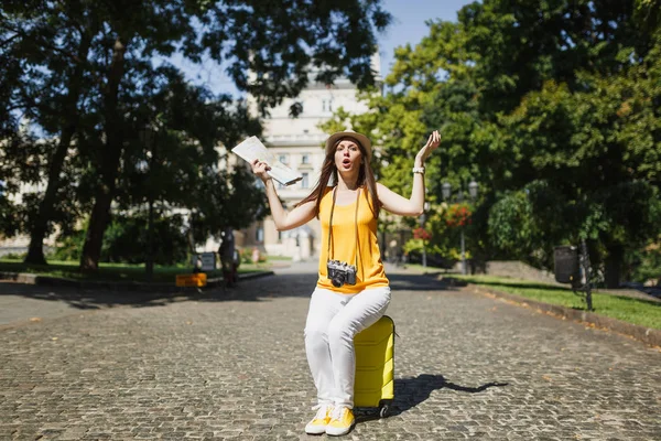 Junge Unzufriedene Touristin Gelben Klamotten Die Auf Einem Koffer Sitzt — Stockfoto