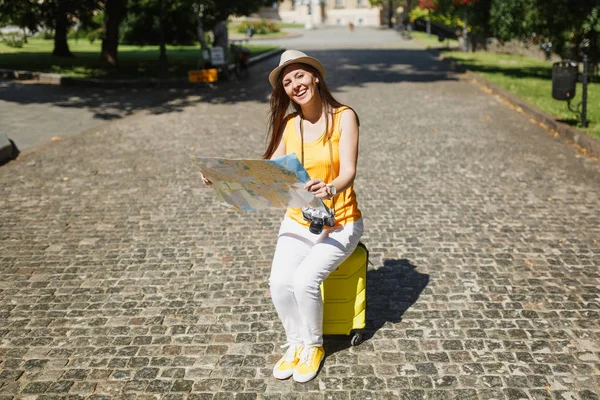 Viajante Mulher Turista Rindo Chapéu Roupas Amarelas Sentado Mala Segurando — Fotografia de Stock