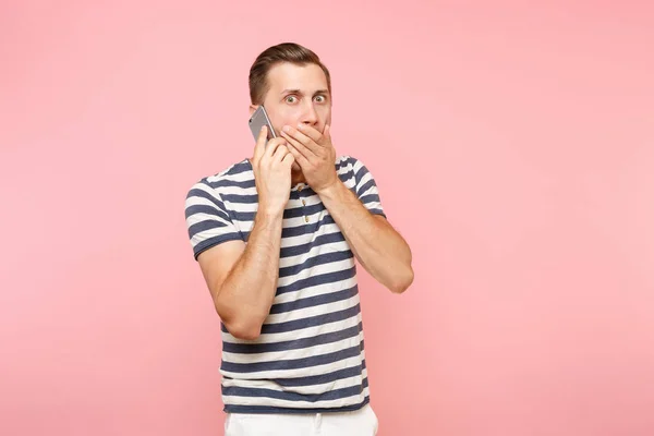 Retrato Divertido Joven Emocional Hablando Por Teléfono Móvil Llevando Cabo — Foto de Stock