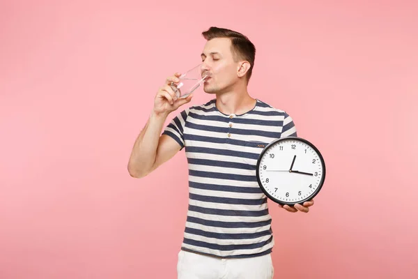 Porträtt Lycklig Kaukasiska Man Randig Shirt Holding Rund Klocka Dricka — Stockfoto