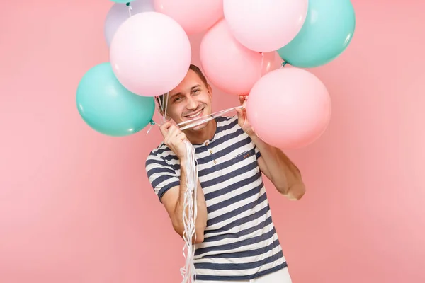 Retrato Fascinante Jovem Feliz Vestindo Listrado Shirt Segurando Balões Coloridos — Fotografia de Stock