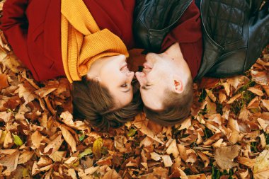 En iyi kadın sevmek ve birbirlerine düşen yapraklar üzerinde sonbahar Şehir Parkı açık yalan burun dokunmadan bakarak adam genç romantik çift portresi görüntüleyin. Aşk ilişki aile yaşam tarzı kavramı