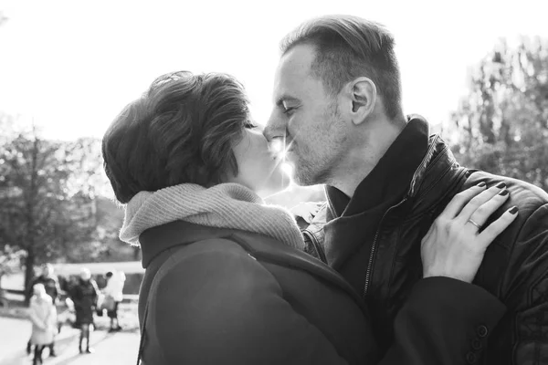 Close Young Couple Love Woman Man Casual Warm Clothes Hugging — Stock Photo, Image