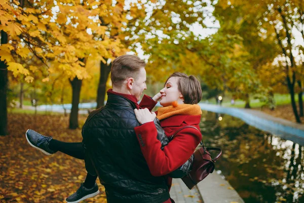 Visão Traseira Jovem Casal Feliz Amor Homem Bonito Segurando Mulher — Fotografia de Stock