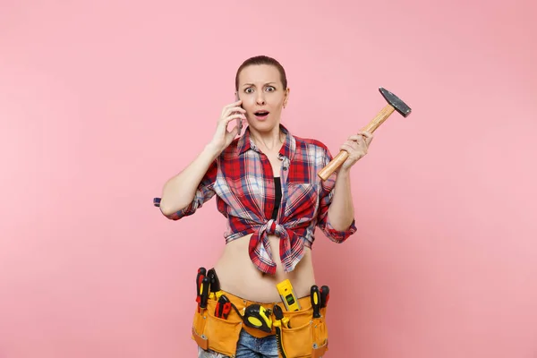 Mujer Manitas Enojado Camisa Cuadros Kit Herramientas Cinturón Lleno Instrumentos — Foto de Stock