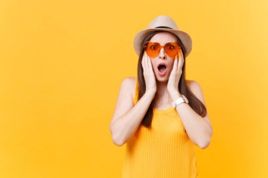 Şok eğlenceli çılgın genç kadın saman yaz şapka, turuncu gözlük koymak yakışıklı yüz, sarı zemin üzerine izole kopya alanı portresi. İnsanlar samimi duygular, yaşam kavramı. Reklam alanı
