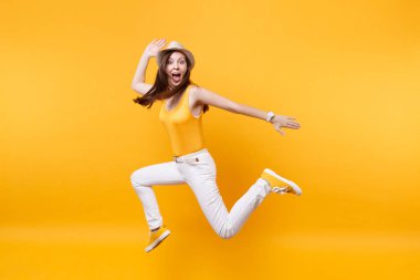 Mutlu genç gülümseyen heyecan portresi yüksek hasır yaz şapka, kadında atlama alanı sarı turuncu arka plan üzerinde izole kopyalayın. İnsanlar samimi duygu, tutku yaşam tarzı kavramı. Reklam alanı