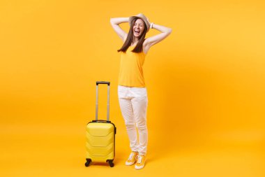 Seyahat etmek turist kadın yaz rahat kıyafetler, sarı turuncu arka plan üzerinde izole çanta şapka. Hafta sonu kaçış üzerinde seyahat için yurt kadın yolcu. Hava uçuş yolculuk kavramı