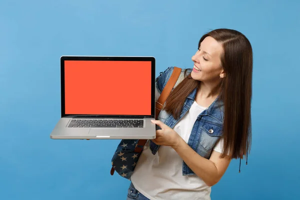 Ung Trevlig Kvinna Student Med Ryggsäck Holding Och Tittar Laptop — Stockfoto