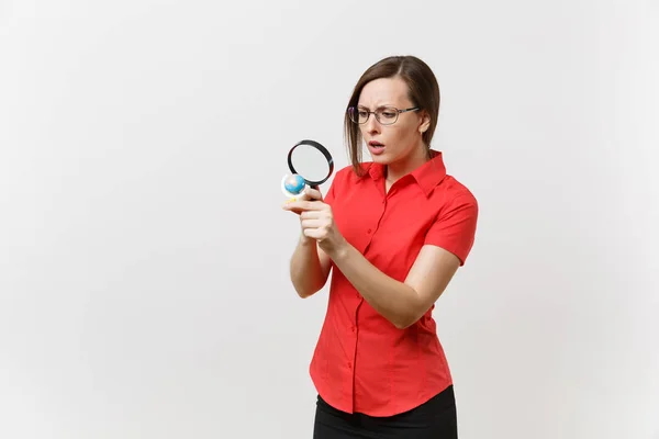 Porträtt Lärare Affärskvinna Röd Skjorta Holding Och Tittar Genom Förstoringsglas — Stockfoto