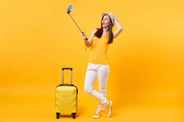 Mujer Turista Feliz Ropa Casual Verano Sombrero Haciendo Selfie Tiro — Foto de Stock