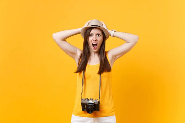在夏季的休闲服装 帽子与复古复古照片相机孤立的黄色橙色背景 震惊的旅游妇女 在周末出游的女孩旅行 航空飞行旅途概念 — 图库照片