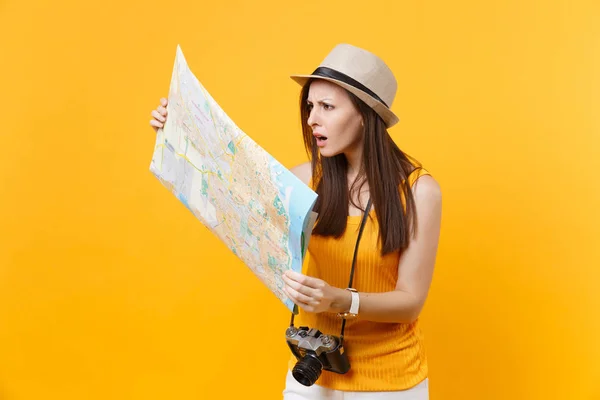 Viajante Perplexo Mulher Turista Roupas Casuais Verão Chapéu Olhando Mapa — Fotografia de Stock