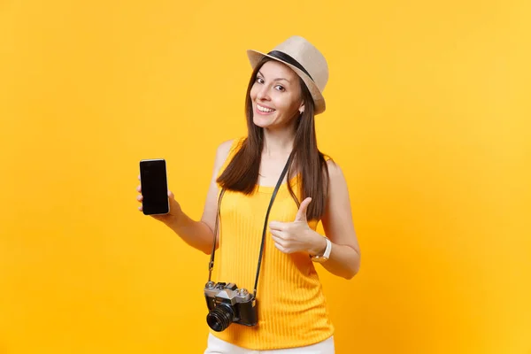 Мандрівник Туристична Жінка Тримає Мобільний Смартфон Порожнім Чорним Порожнім Екраном — стокове фото