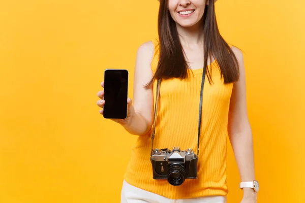 被裁剪的旅游妇女持有移动智能手机与空白黑空屏幕上孤立的黄色橙色背景 在周末出游的女性旅行 航空飞行旅途概念 — 图库照片