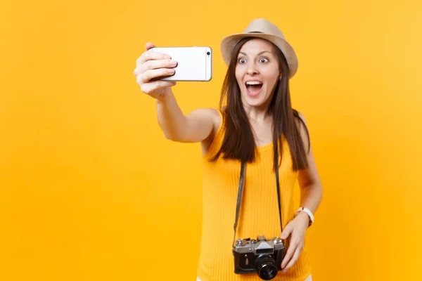 Turystyczna Kobieta Letnie Ubranie Kapelusz Robi Biorąc Selfie Strzał Telefon — Zdjęcie stockowe