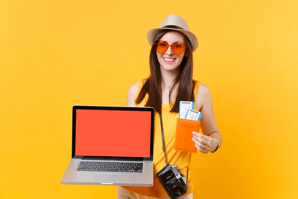 Mulher Turista Segurando Laptop Computador Com Branco Preto Bilhetes Passaporte — Fotografia de Stock