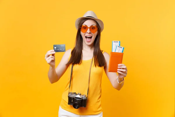 Mulher Turística Feliz Verão Roupas Casuais Chapéu Segurando Cartão Crédito — Fotografia de Stock