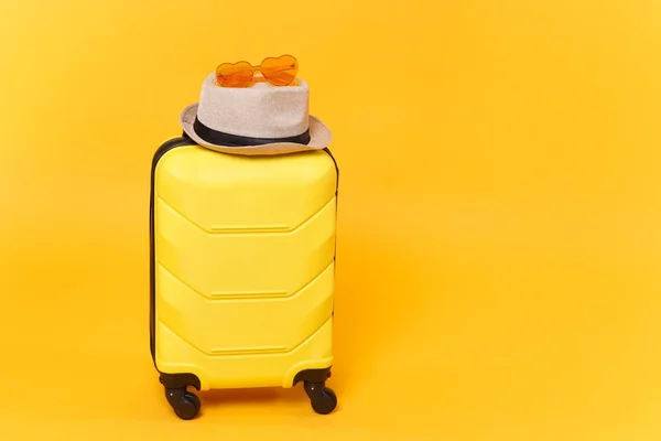 Ταξιδιώτης Τουριστικά Βαλίτσα Κορμό Αποσκευές Τσάντα Καλοκαιρινό Καπέλο Γυαλιά Ηλίου — Φωτογραφία Αρχείου