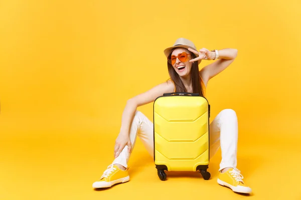 Cestovatel Turistické Žena Létě Ležérní Oblečení Čepice Sit Kufrem Samostatný — Stock fotografie