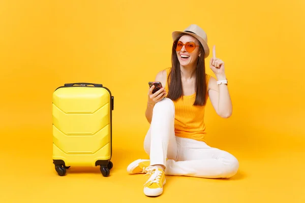 Femme Touristique Vêtements Été Chapeau Avec Téléphone Portable Avec Ami — Photo