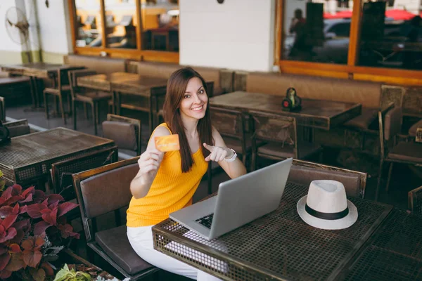 Kobieta Zewnątrz Ulicznych Kawiarni Café Siedzi Przy Stole Komputerem Nowoczesny — Zdjęcie stockowe