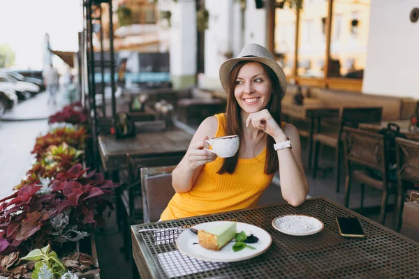 Frau Straßencafé Sitzt Tisch Mit Gelbem Hut Und Einer Tasse — Stockfoto