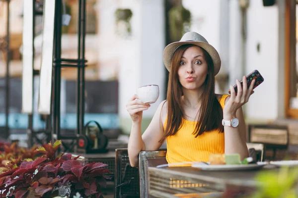 Frau Straßencafé Sitzt Tisch Mit Cappuccino Kuchen Benutzt Handy Entspannt — Stockfoto