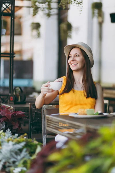 Frau Straßencafé Sitzt Tisch Mit Gelbem Hut Und Einer Tasse — Stockfoto