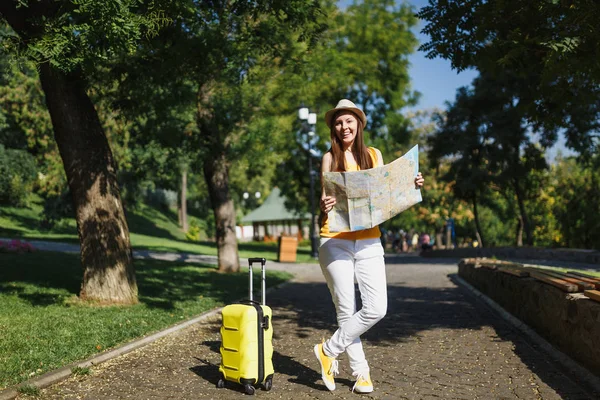 Junge Lachende Touristin Gelber Sommerkleidung Hut Mit Koffer Stadtplan Spaziergang — Stockfoto