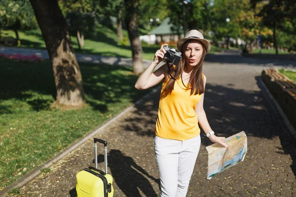 Νεαρός Ταξιδιώτης Τουριστικά Γυναίκα Καπέλο Βαλίτσα Χάρτη Της Πόλης Αναλάβει — Φωτογραφία Αρχείου
