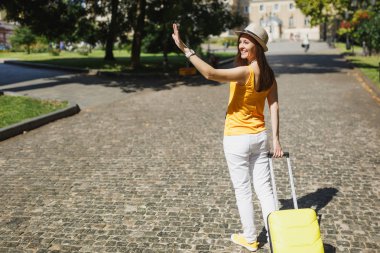 Tebrik için el sallayarak etrafında seyir bavul seyahat turizm kadınla geri dikiz, şehirde açık toplantı arkadaşlar yürüyün. Hafta sonu kaçamağı yurt kız. Turizm yolculuk yaşam tarzı