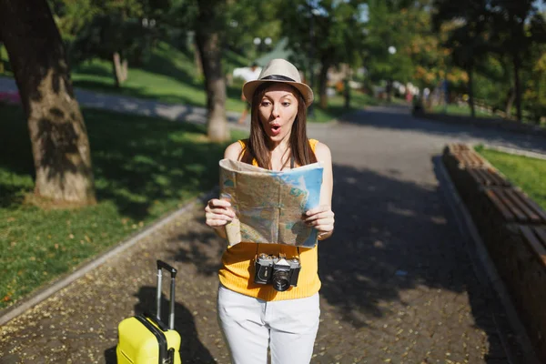 Schockierte Touristin Gelber Sommerkleidung Hut Mit Koffer Die Freien Auf — Stockfoto