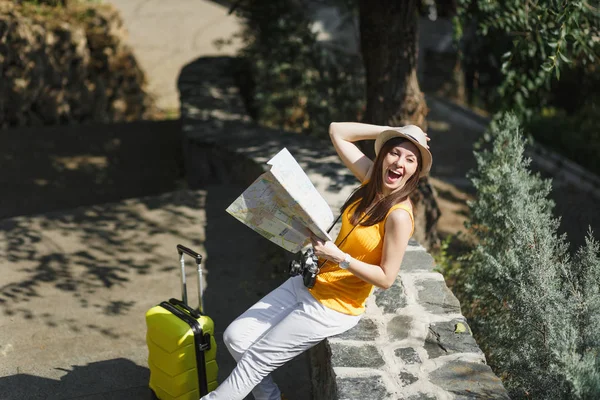 Emocionado Viajero Risueño Turista Mujer Ropa Amarilla Sombrero Con Maleta — Foto de Stock
