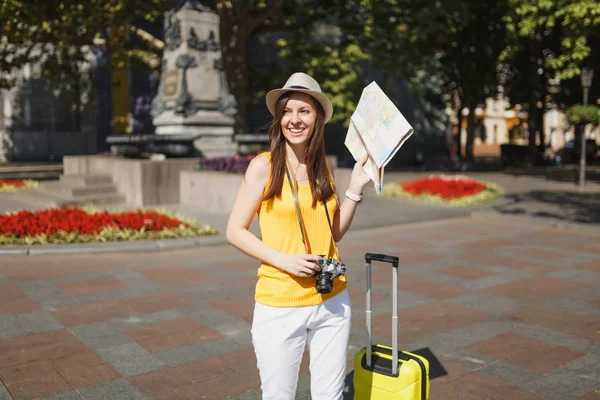 Junge Lachende Touristin Mit Hut Und Koffer Stadtplan Retro Fotokamera — Stockfoto