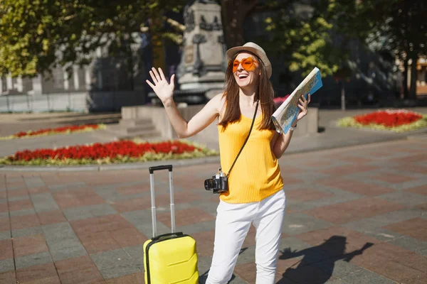 Viajero Turista Mujer Gafas Corazón Naranja Con Maleta Mapa Ciudad — Foto de Stock