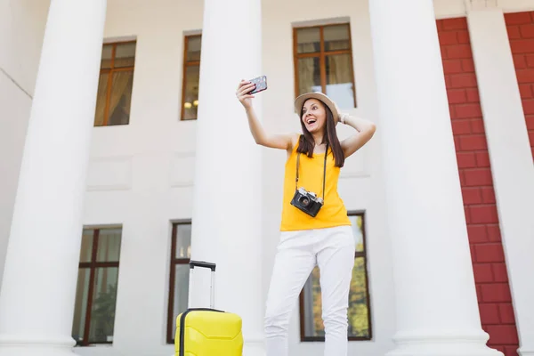 Ταξιδιώτης Τουριστικά Γυναίκα Κάνει Πάρτε Selfie Πυροβόλησε Μιλάει Στο Κινητό — Φωτογραφία Αρχείου