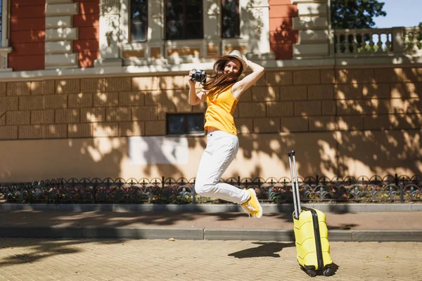 Mladá Hezká Cestovatel Turistické Žena Žluté Letní Neformální Oblečení Čepice — Stock fotografie