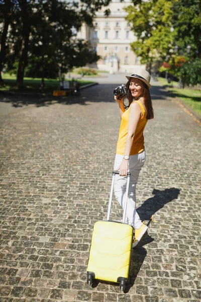 Viajante Alegre Turista Mulher Roupas Amarelas Com Mala Tirar Fotos — Fotografia de Stock