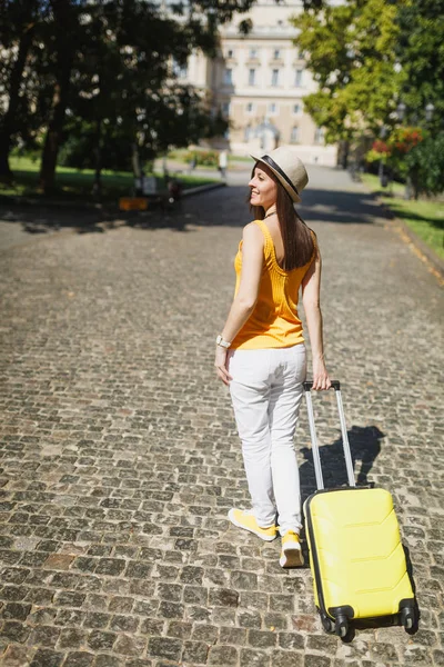 Voltar Visão Traseira Viajante Turista Mulher Roupas Casuais Amarelas Chapéu — Fotografia de Stock
