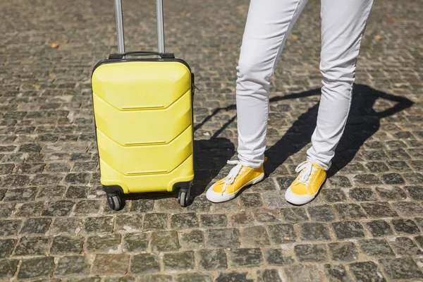 Abgeschnittenes Bild Von Reisenden Touristinnen Beine Gelben Sommer Freizeitkleidung Mit — Stockfoto