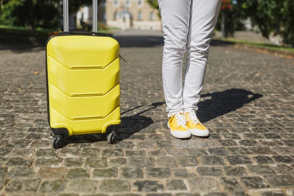 Imagem Cortada Pernas Mulher Turista Viajante Roupas Casuais Verão Amarelo — Fotografia de Stock