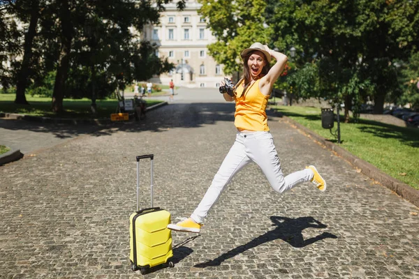 Jeune Voyageur Ravi Femme Touristique Chapeau Avec Valise Criant Tenant — Photo