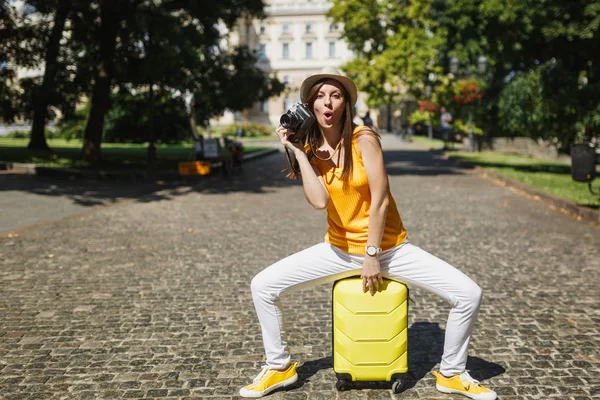 Ohromil Zábavný Cestovatel Turistické Žena Neformálním Oblečení Čepice Sedí Kufr — Stock fotografie